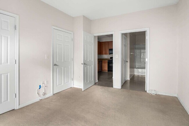 Building Photo - Modern Condo Living with Balcony and Great Location