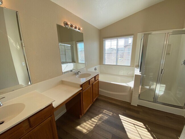 Building Photo - 4 Bed 3 Bath In Brentwood (Recently Updated)