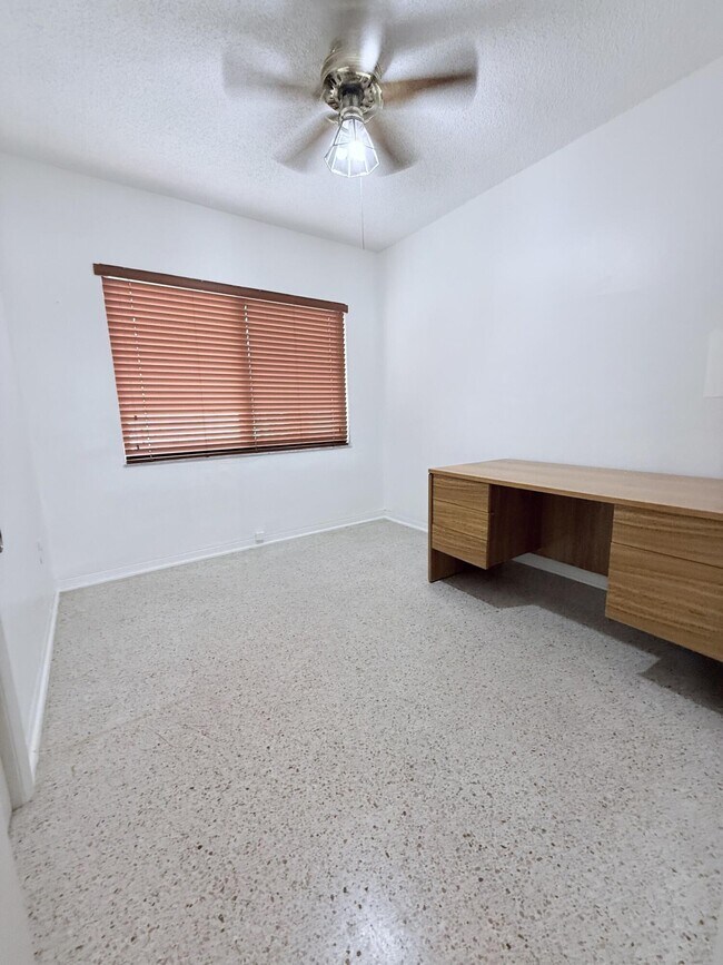 Building Photo - 957 W 67th St