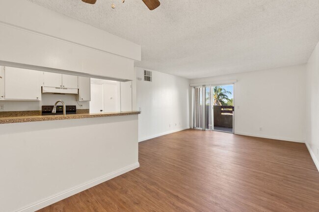 Building Photo - Updated 1BD/1BA Apartment in well maintain...