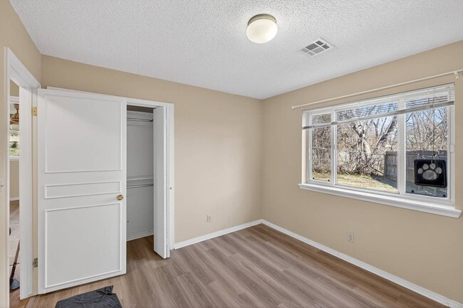 Building Photo - 1910 W 4th St S