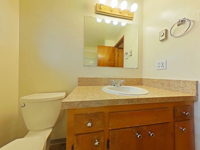 Building Photo - 2 Bedroom Duplex ~ Close to 9th Street ~ P...