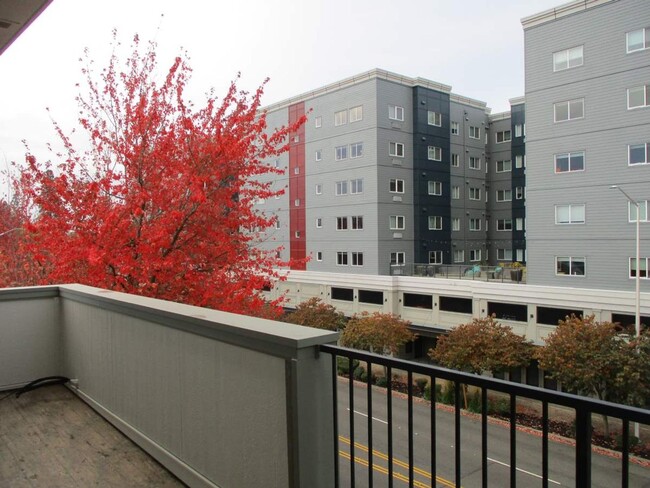 Building Photo - 3 Bedroom, 3.5 Bathroom Townhome in Tacoma