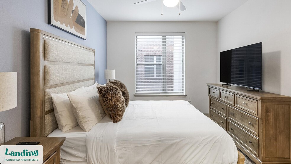 Building Photo - 2800 NE Green Oaks Blvd