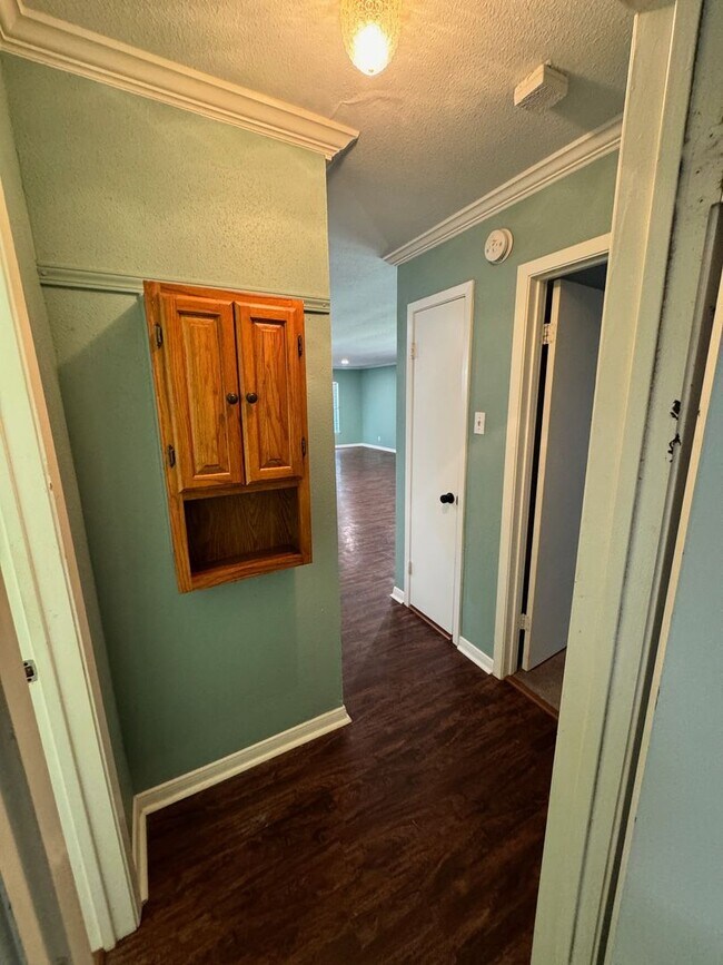 Building Photo - Move In Special! Roomy 2 bedroom 1 bath in...