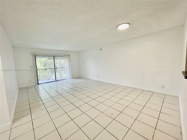 Building Photo - 2209 S Cypress Bend Dr