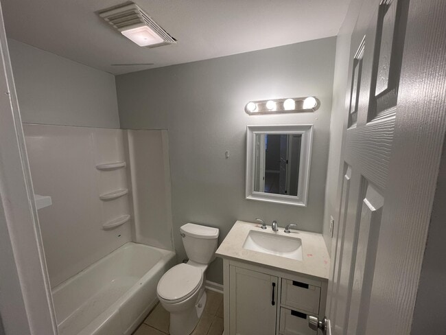 Building Photo - 7047 Meadow Park Ave