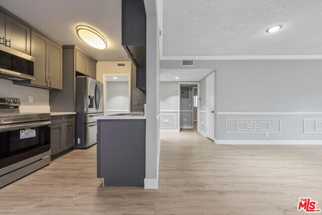 Building Photo - 3212 W 84th Pl