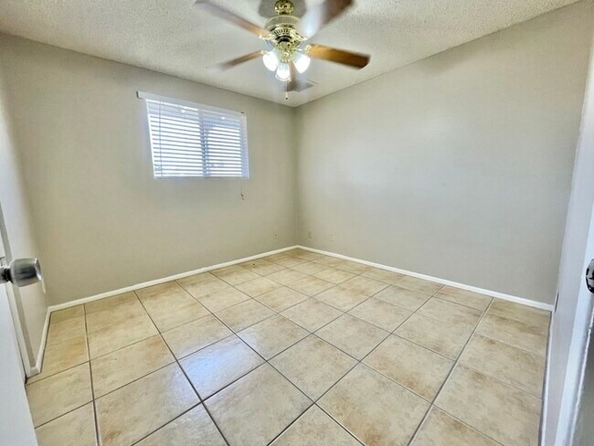Building Photo - Beautiful 3 Bedroom 2 Bath Great in Phoeni...
