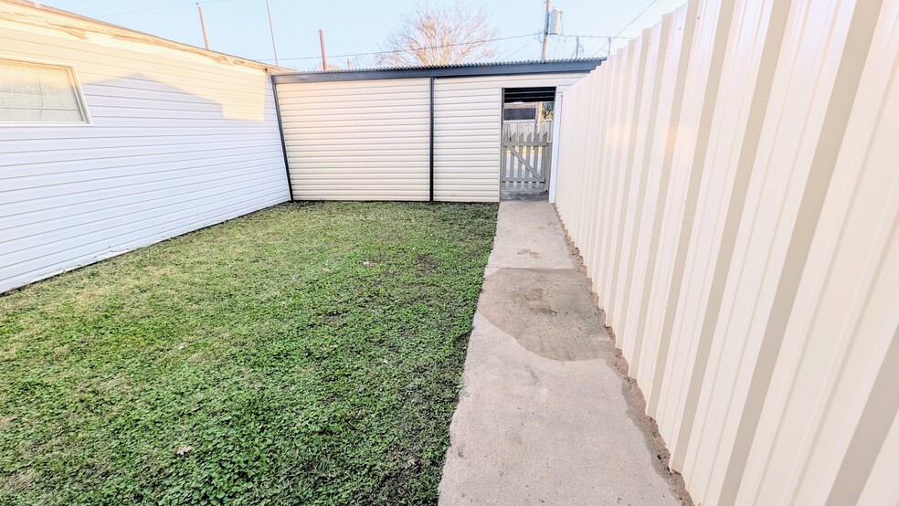 Fully fenced backyard area is perfect for play or pets. - 813 Clubside Dr