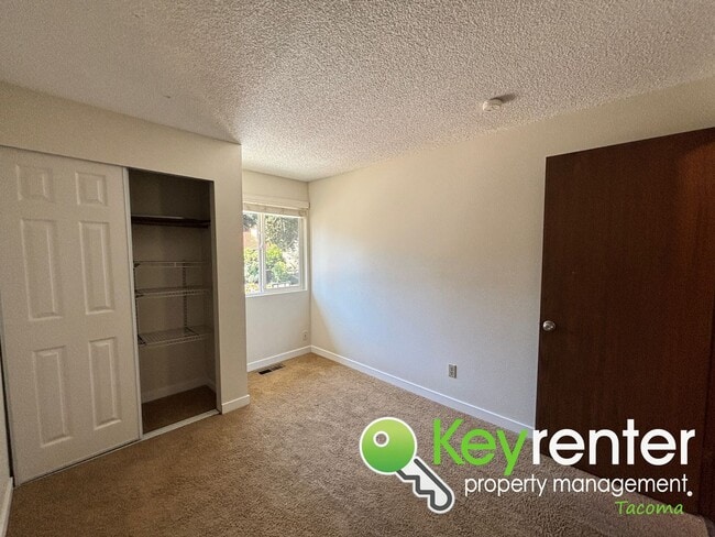 Building Photo - North Tacoma home located in Cul-De-Sac an...