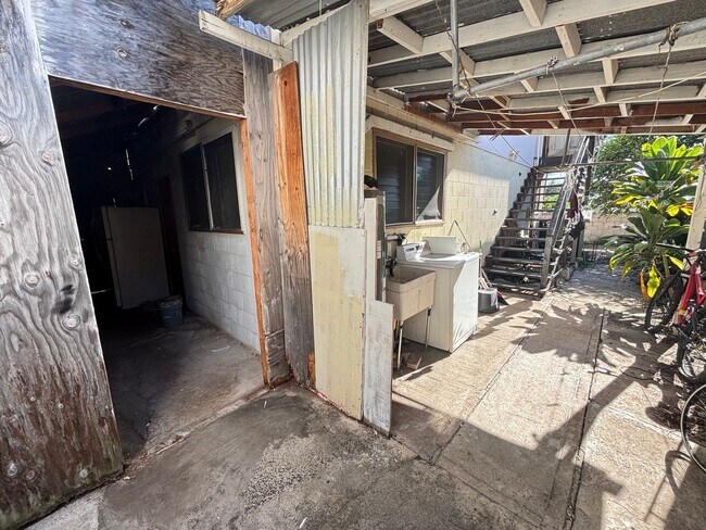 Building Photo - 1508 Sing Loy Ln