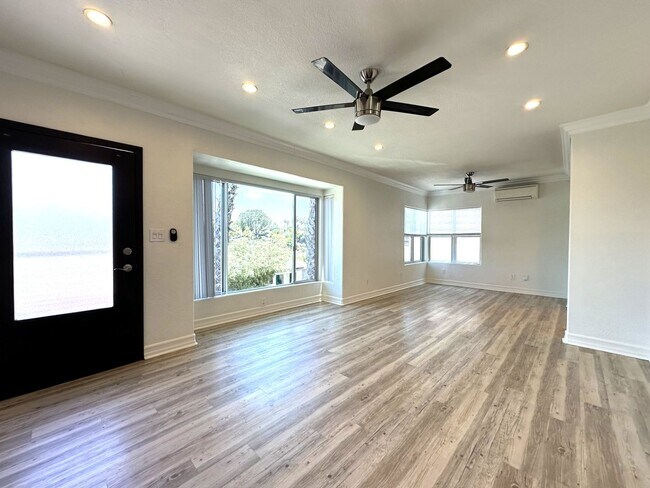 Building Photo - North Park/Hillcrest- Modern and Spacious 2 Bedroom with 2 Car Garage, Washer/Dryer and AC.