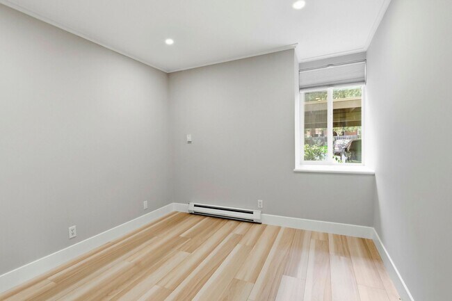 Building Photo - Move-In Ready 2 Bedroom/1 Bathroom Condo in The Heart of Mountain View!