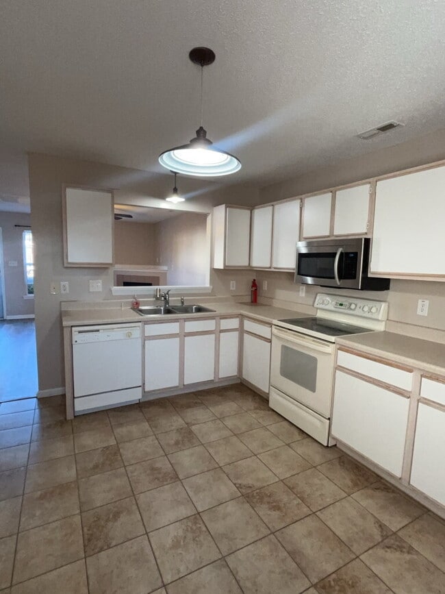 Building Photo - 809 Timberlake Trail