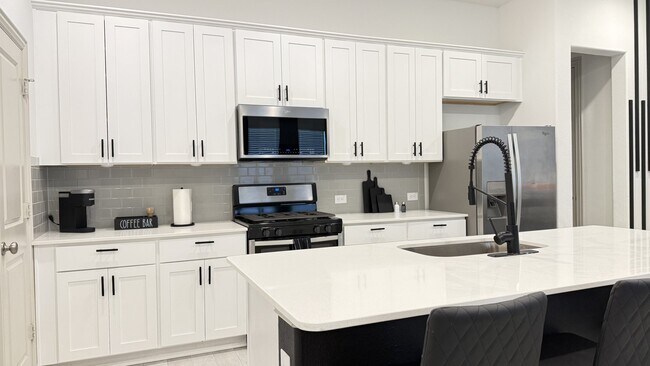 Building Photo - 6137 Blythe Dr