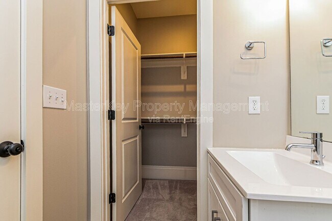 Building Photo - 290 Spring Ave