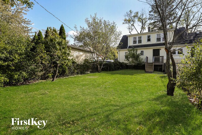 Building Photo - 14 E Willow Dr