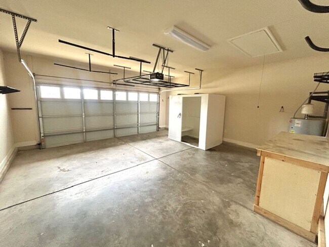 Building Photo - Spacious 4 bedroom, 3 bathroom single fami...