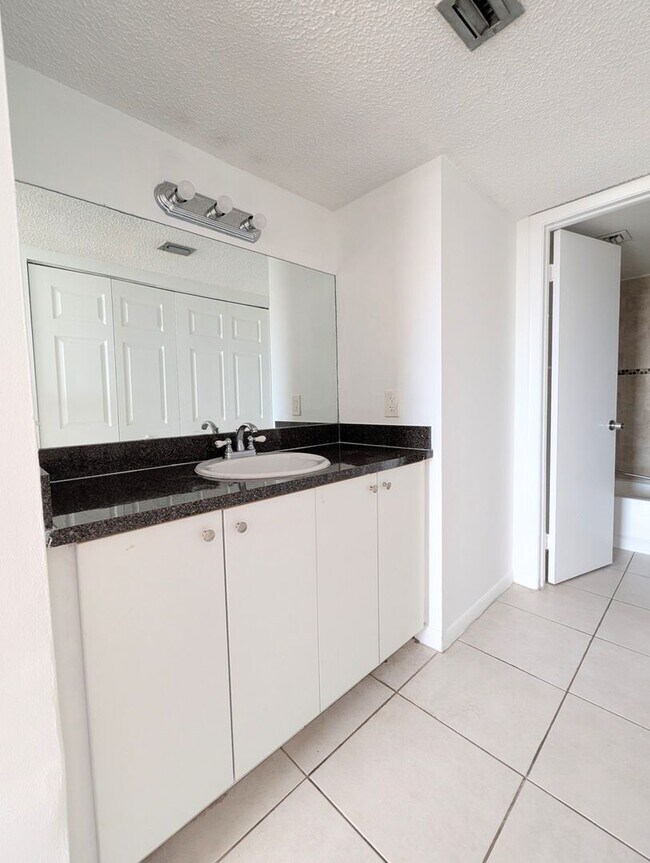 Building Photo - Spacious 2BR/2BA Residence – Great Kendall Location