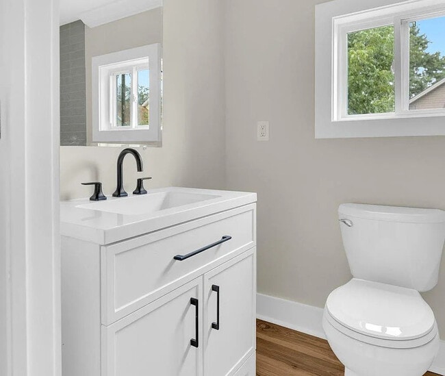 Building Photo - Beautifully renovated 2-bedroom, 2-bathroo...