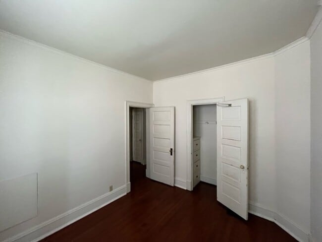 Building Photo - &#39;053