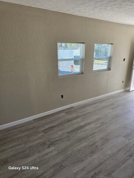 Building Photo - 108 Tacoma Rd