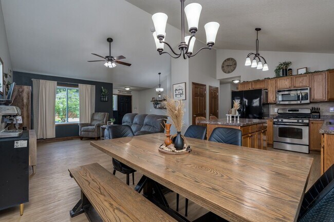 Building Photo - Stunning rambler on Tanager Road!