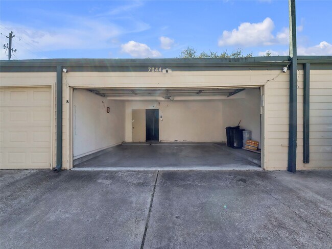 Building Photo - 7044 S Dairy Ashford Rd