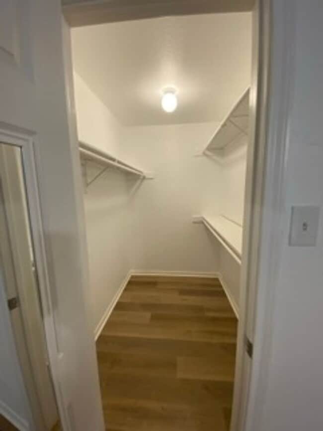 Building Photo - Inner-Bubble Living — Steps from Baylor University