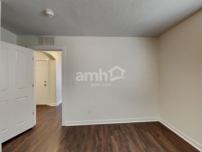 Building Photo - 754 N Scotney Ave