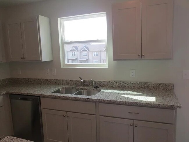 Building Photo - 11 Chalet Ct