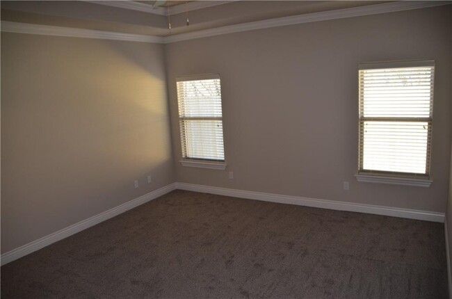 Building Photo - 1800 SW Riverstone Rd
