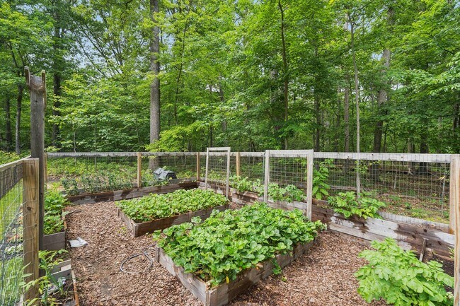Building Photo - Impressive 6 Bed 4.5 Bath Single-Family Ho...