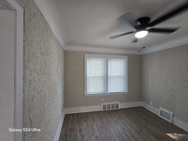 Building Photo - Beautifully Renovated 3-Bedroom Home – We ...