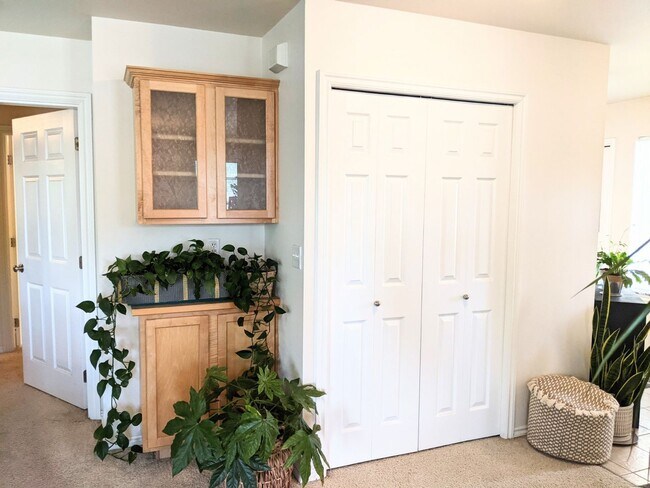 Building Photo - Beautiful Two Bedroom Condo