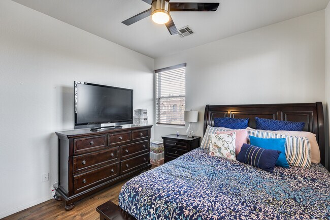 Building Photo - 11956 W Fillmore St