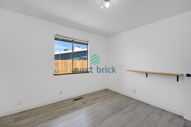 Building Photo - Charming 3-Bed, 2-Bath Remodeled Home in Prime Edmonds Location!