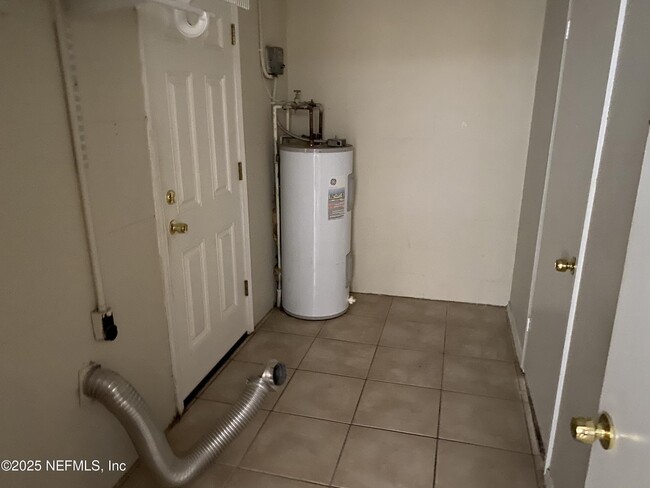 Building Photo - 1643 Rhonda Dr