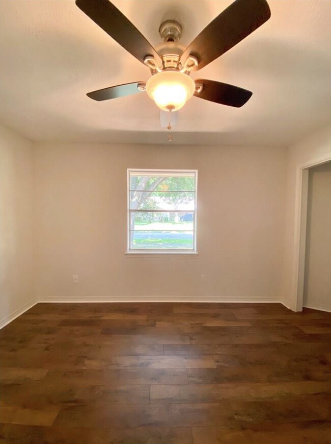 Building Photo - Move-in Ready 3 bed/ 2 bath home in Town S...