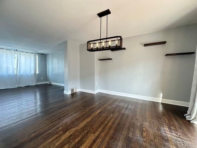 Building Photo - 3B2B House near Complex Sport Center Available NOW