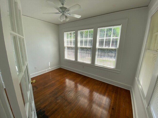 Building Photo - 702 Maupas Ave