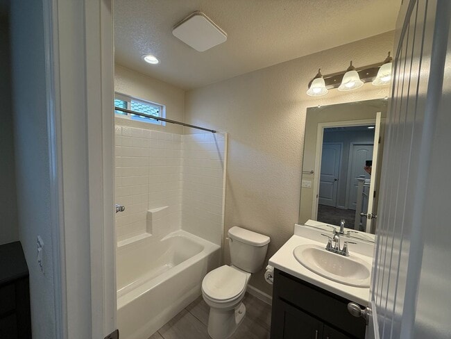 Building Photo - Two story home located in Sylvan School District!