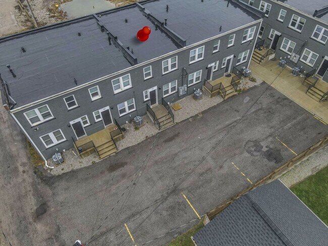 Building Photo - Modern 2BR Townhouse Walk to Downtown All Utilities Included