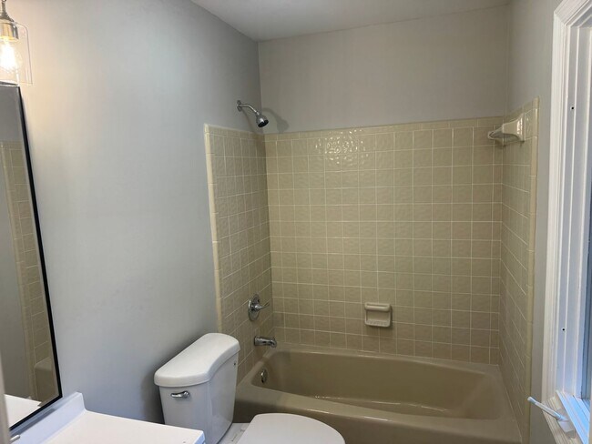 Building Photo - cute town home