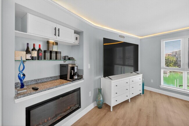 Building Photo - 8125 Crespi Blvd