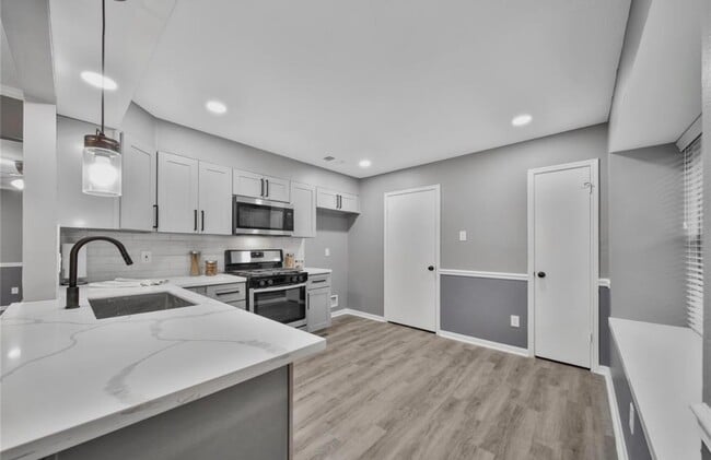 Building Photo - 10503 Timberloch Dr