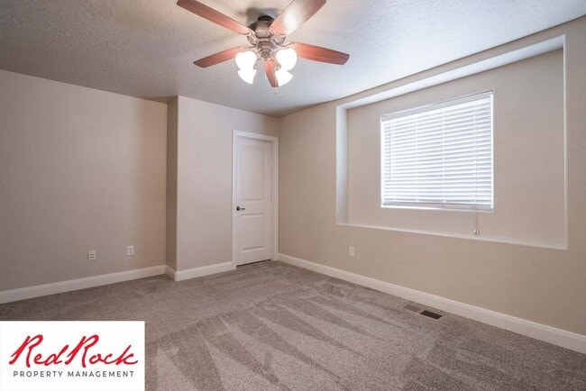 Building Photo - Beautiful Southgate Townhome!