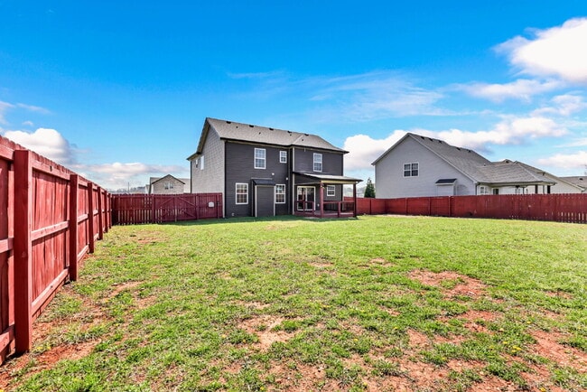 Building Photo - Close to Fort Campbell and MOVE IN READY!