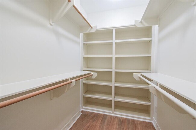 Building Photo - 807 Herdsman Dr